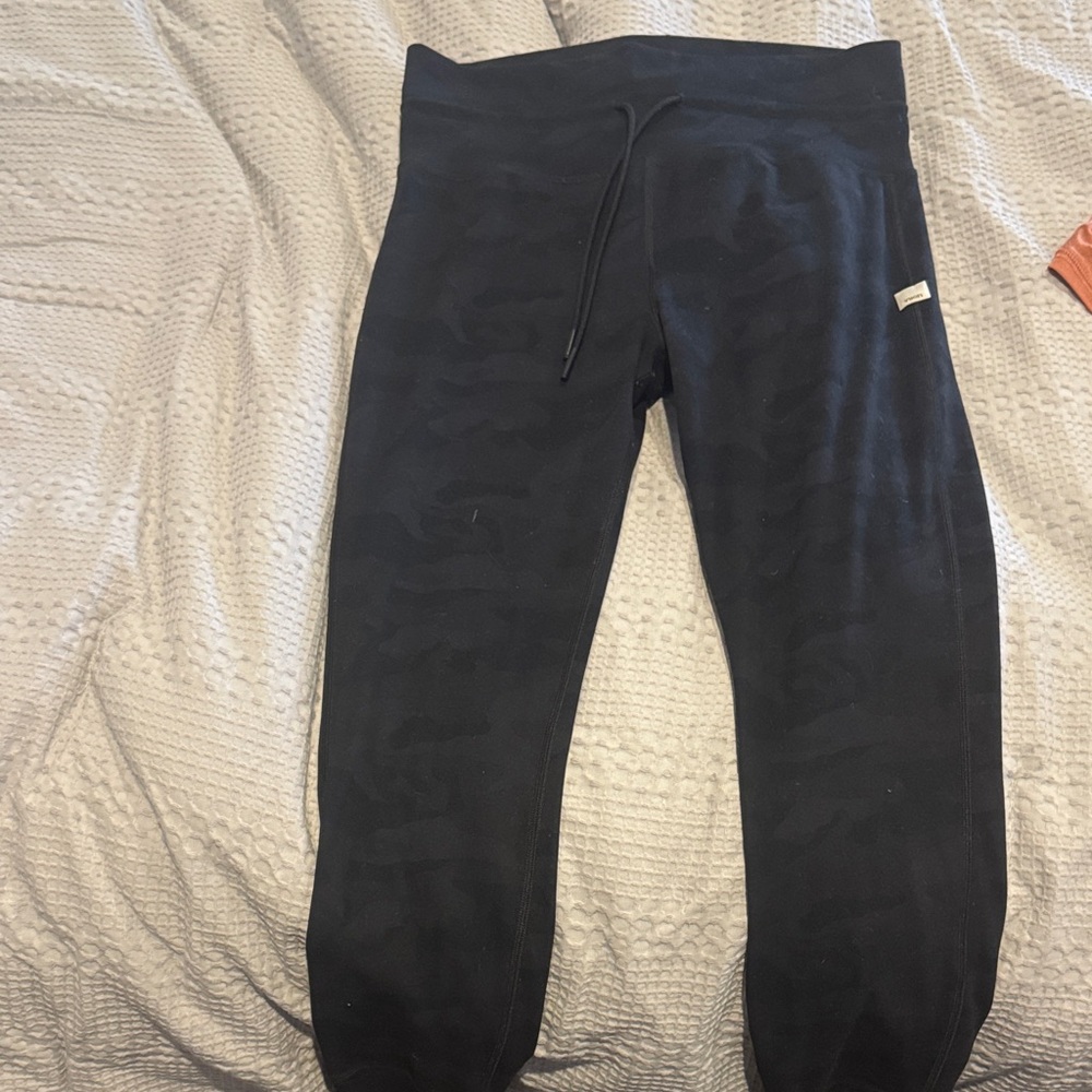 Black camo Vuori size large jogger pants